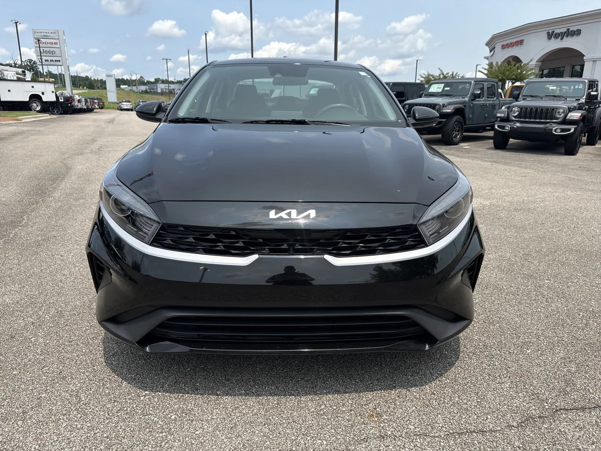 2024 Kia Forte LXS thumbnail 2