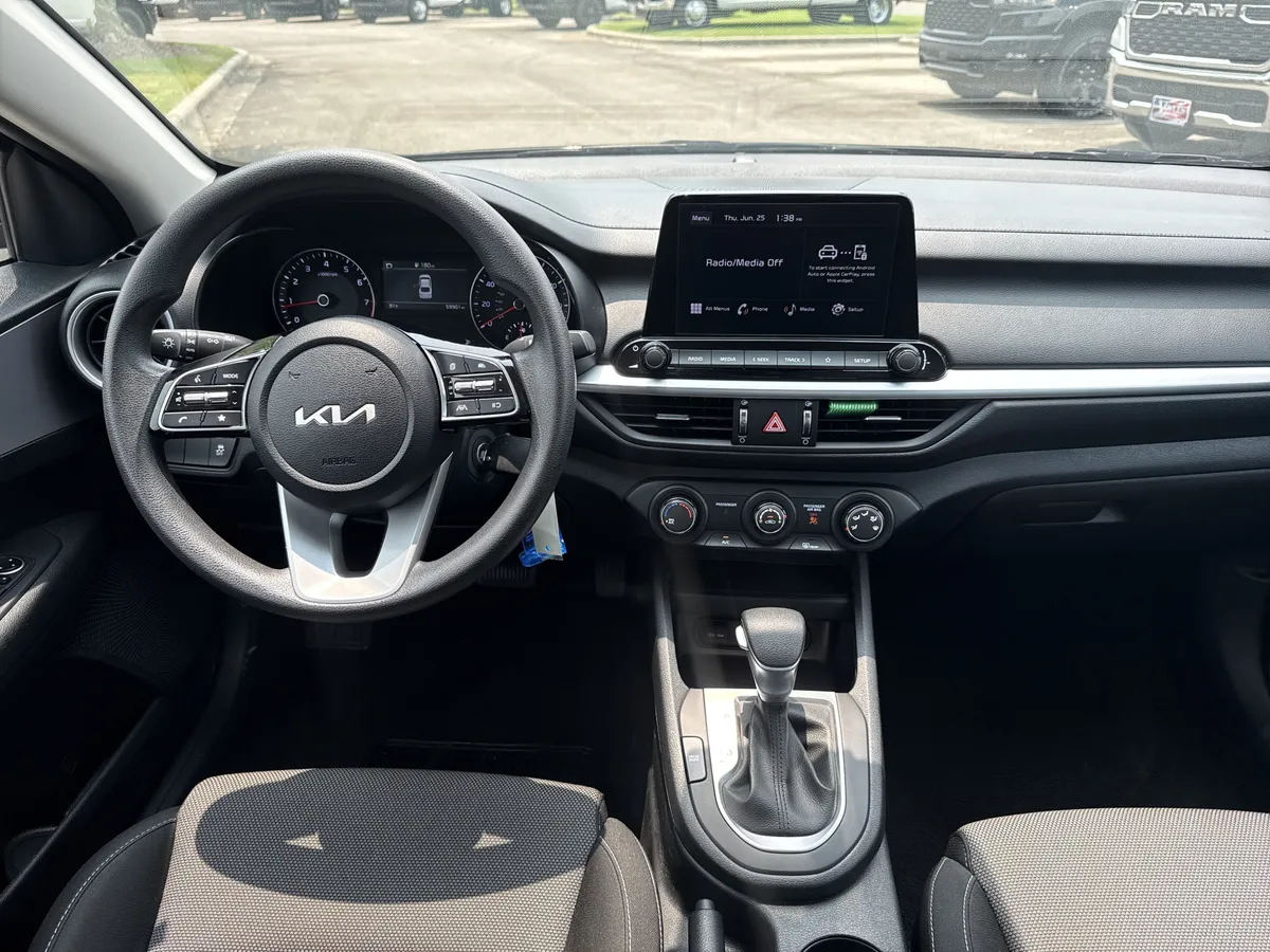 2024 Kia Forte LXS thumbnail 21
