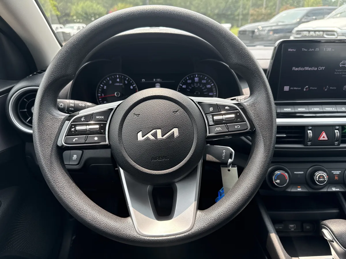 2024 Kia Forte LXS thumbnail 23