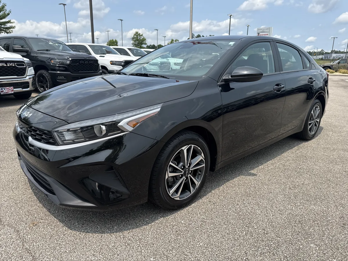 2024 Kia Forte LXS thumbnail 3