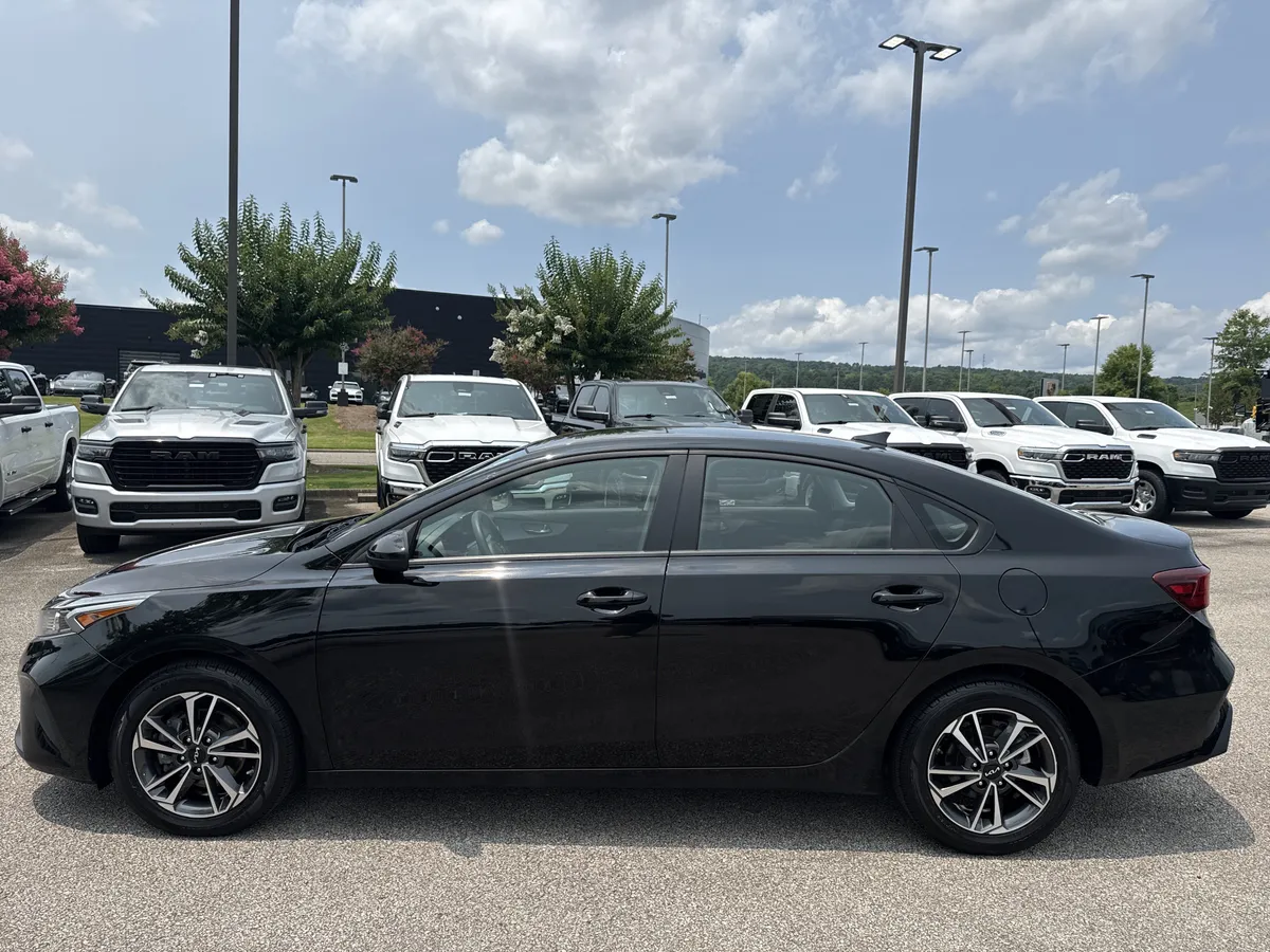 2024 Kia Forte LXS thumbnail 4