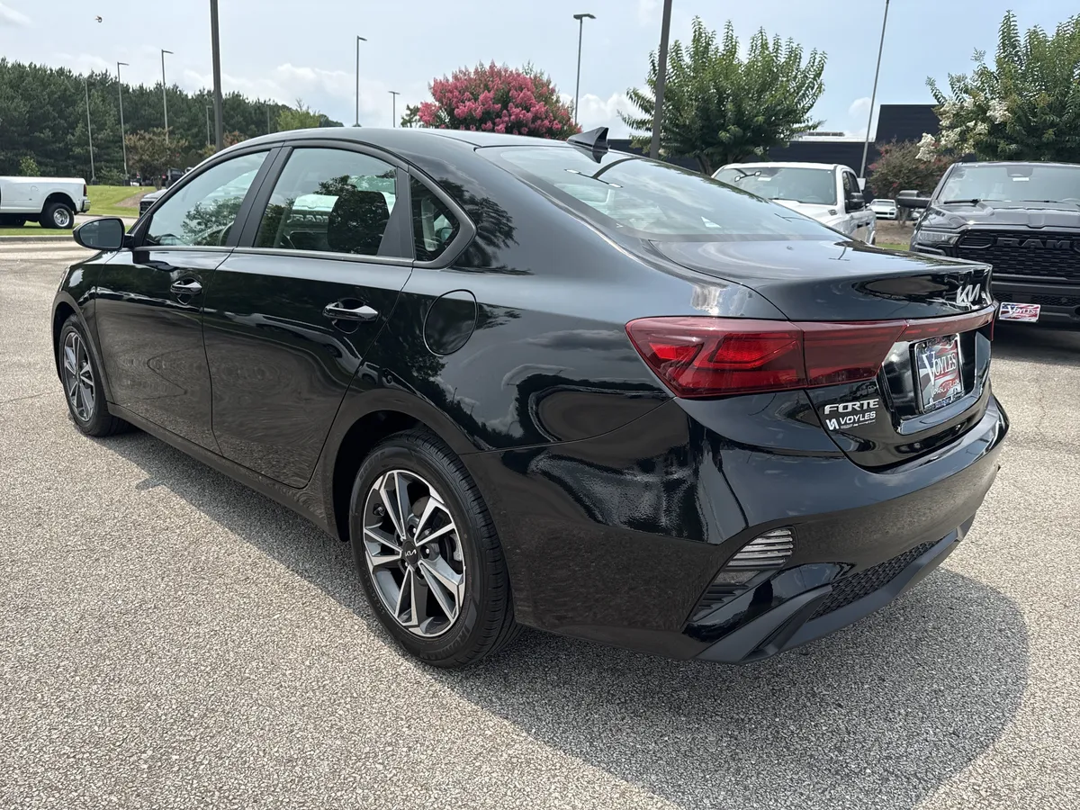 2024 Kia Forte LXS thumbnail 5