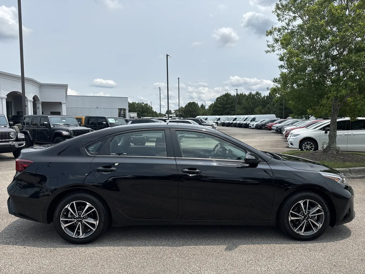 2024 Kia Forte LXS thumbnail 8