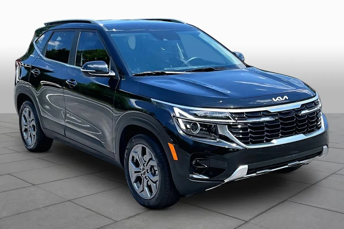 2024 Kia Seltos S thumbnail 3
