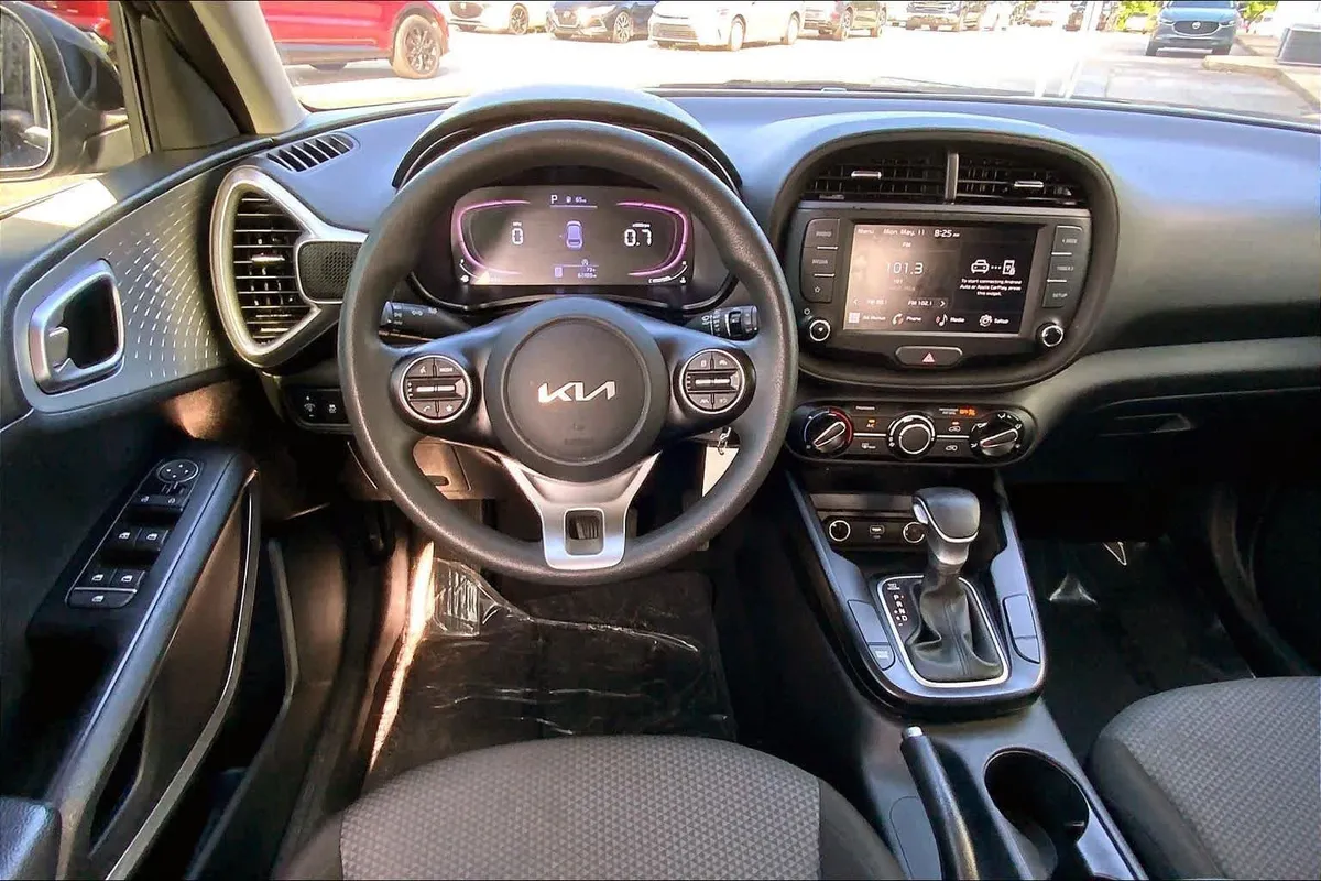 2024 Kia Soul LX thumbnail 6