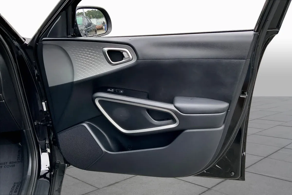 2024 Kia Soul LX thumbnail 22