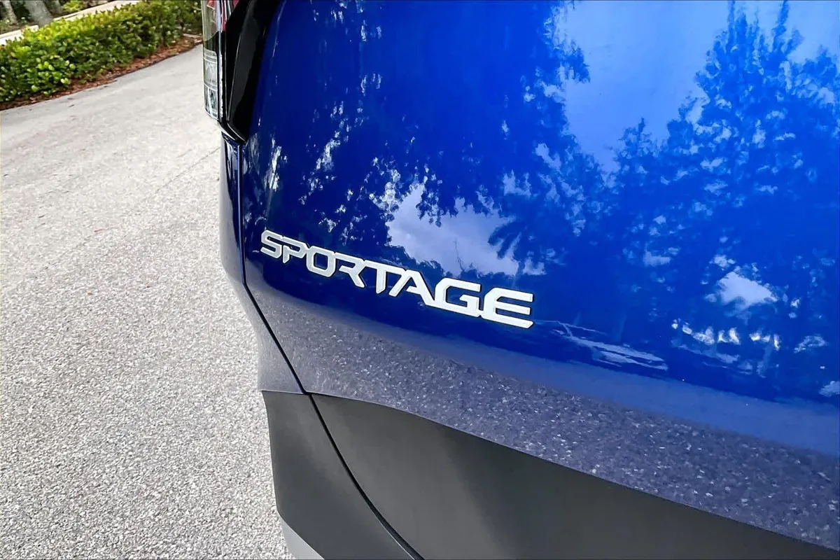 2024 Kia Sportage EX thumbnail 10