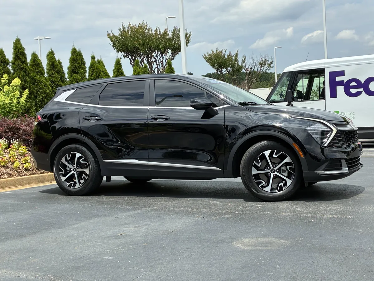 2024 Kia Sportage EX thumbnail 2