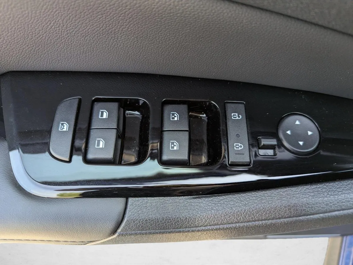 2024 Kia Sportage EX thumbnail 10