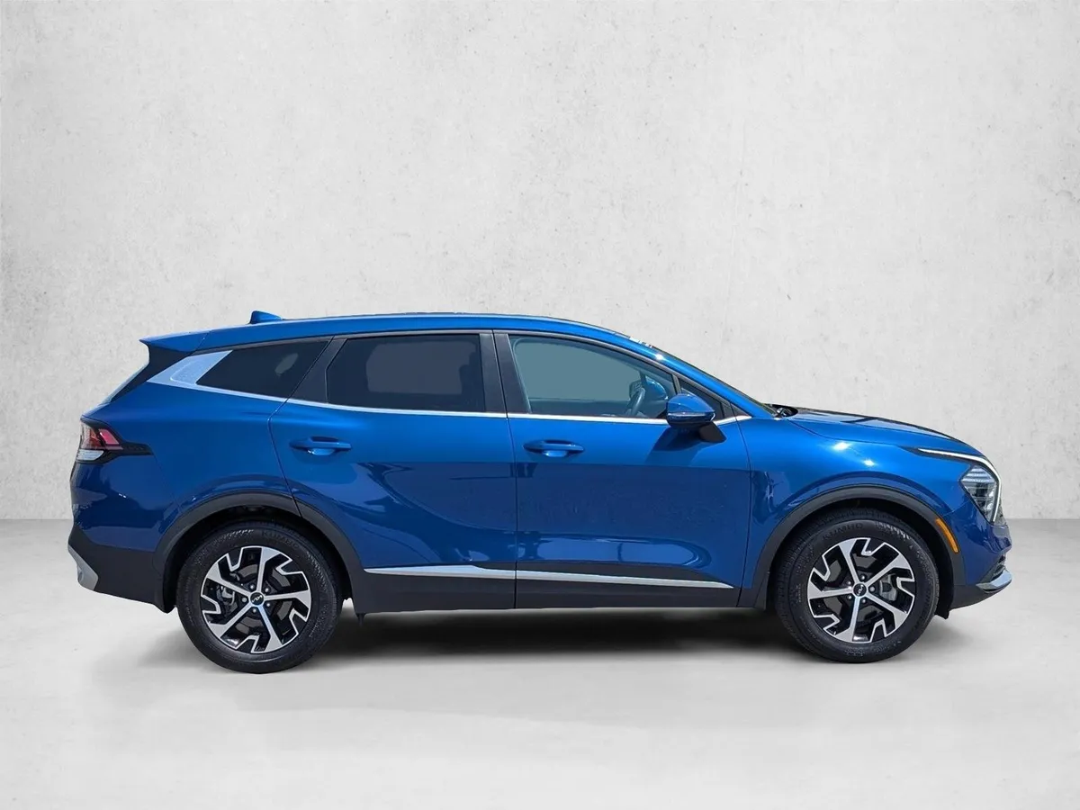 2024 Kia Sportage EX thumbnail 4