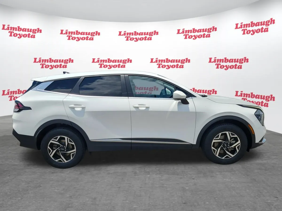 2024 Kia Sportage LX thumbnail 2
