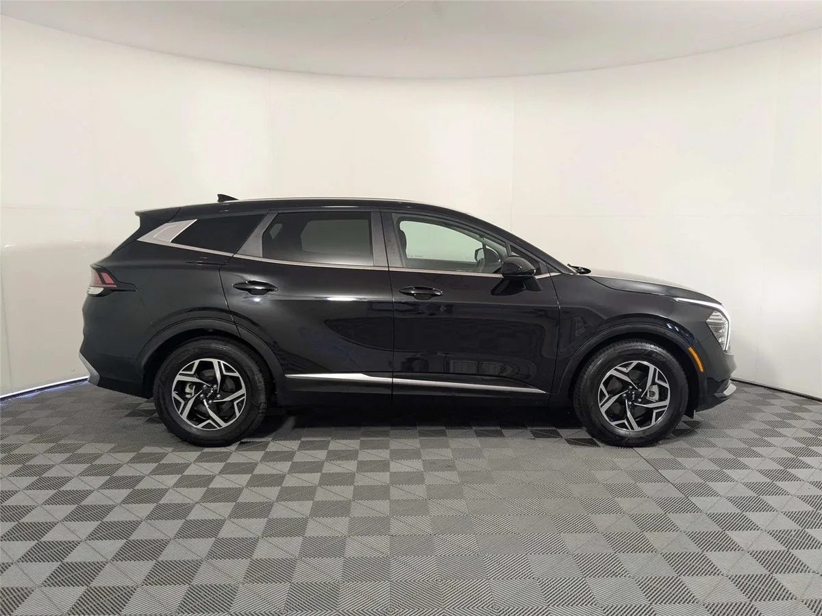 2024 Kia Sportage LX thumbnail 4