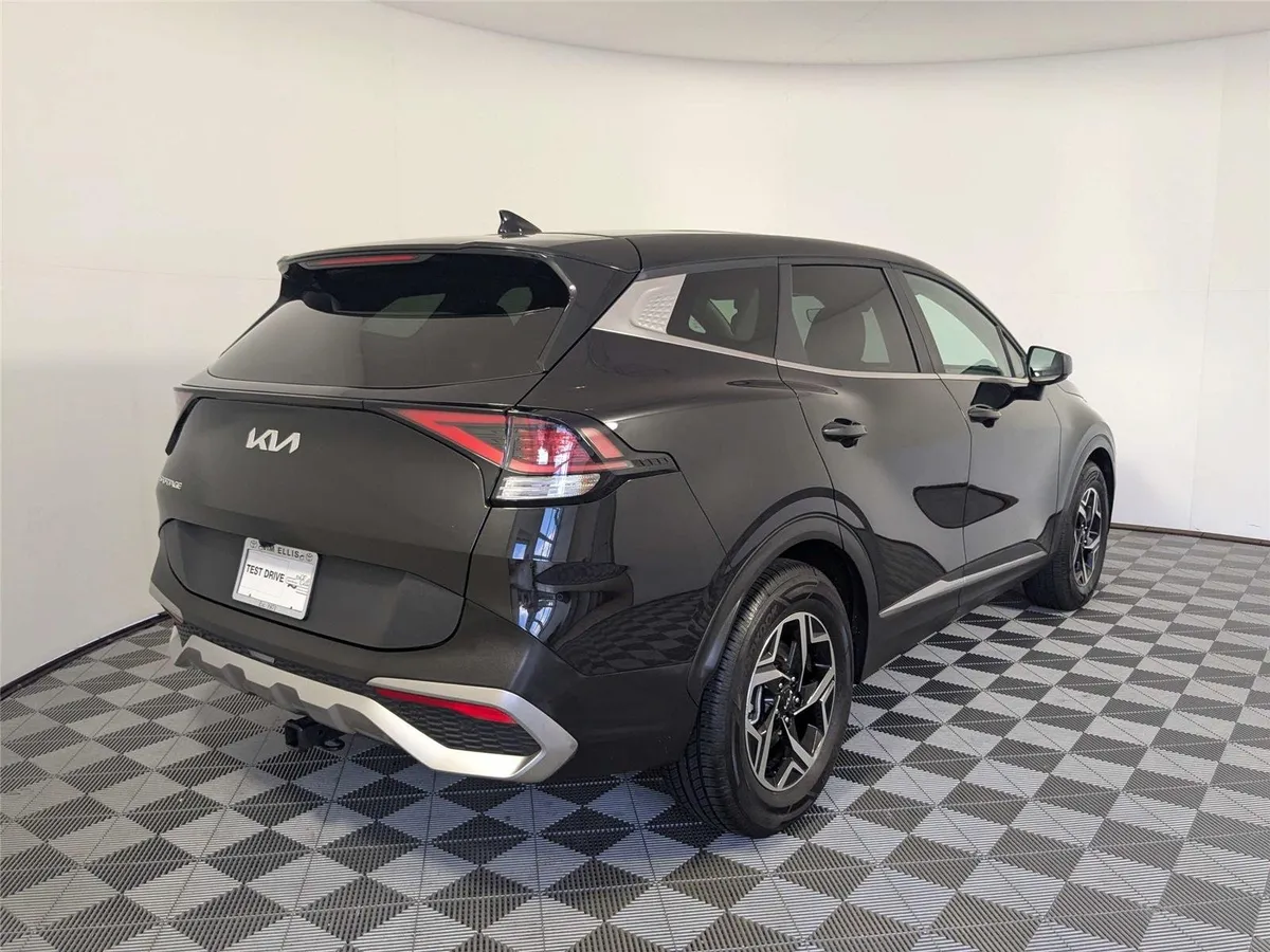 2024 Kia Sportage LX thumbnail 5