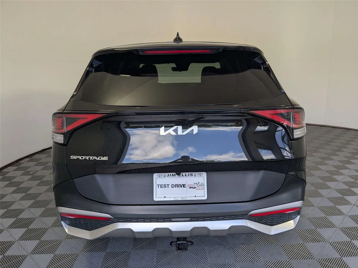 2024 Kia Sportage LX thumbnail 6