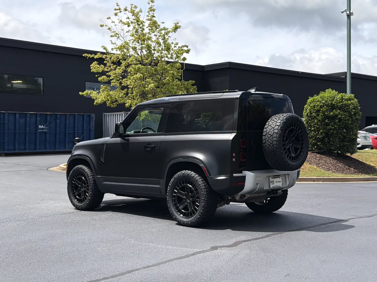 2024 Land Rover Defender S thumbnail 14
