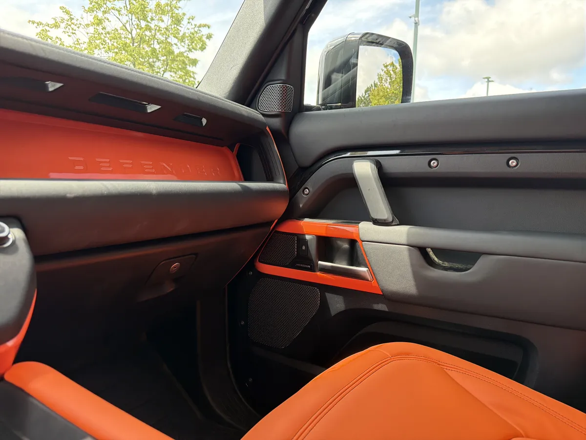 2024 Land Rover Defender S thumbnail 17