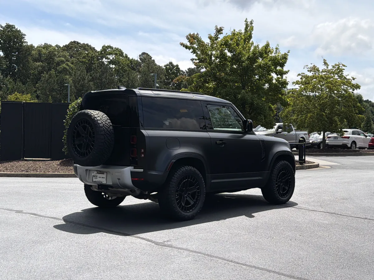 2024 Land Rover Defender S thumbnail 2