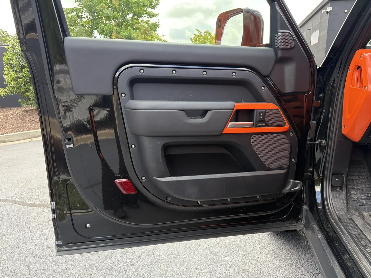 2024 Land Rover Defender S thumbnail 21