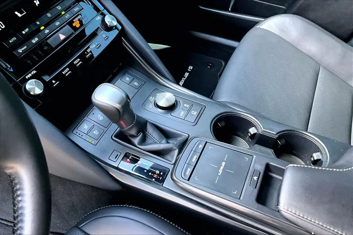 2024 Lexus IS 300 thumbnail 17