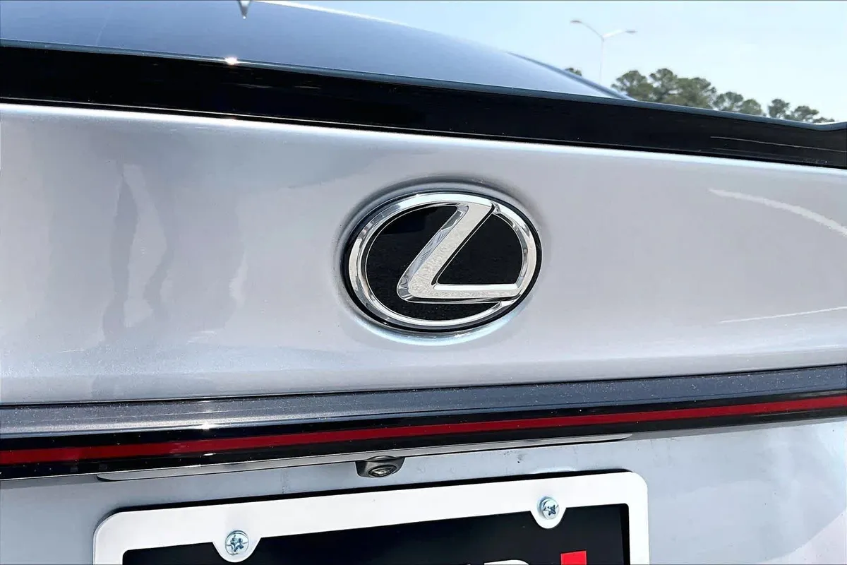 2024 Lexus IS 350 F SPORT Design thumbnail 18