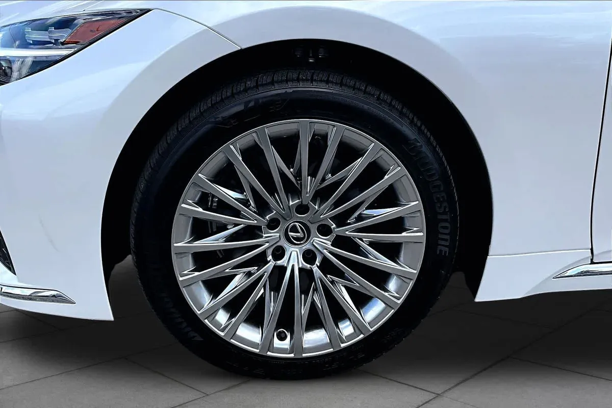 2024 Lexus LS 500 thumbnail 11