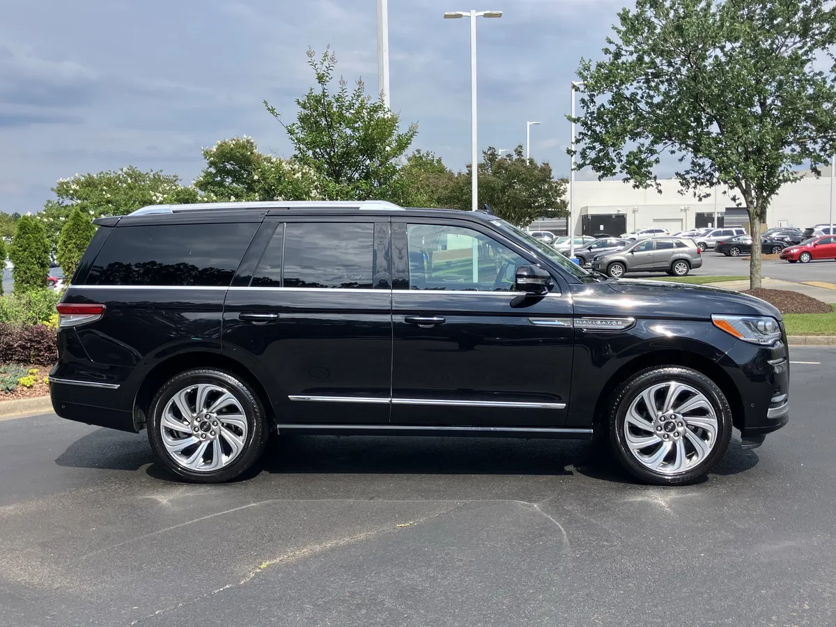 2024 Lincoln Navigator Reserve 4x4 thumbnail 11