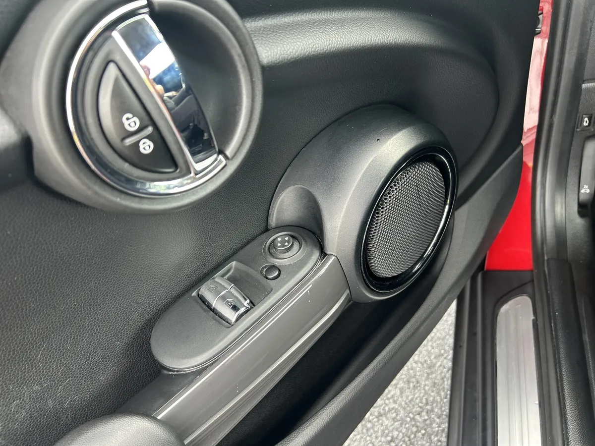 2024 MINI Hardtop 2 Door Cooper thumbnail 23