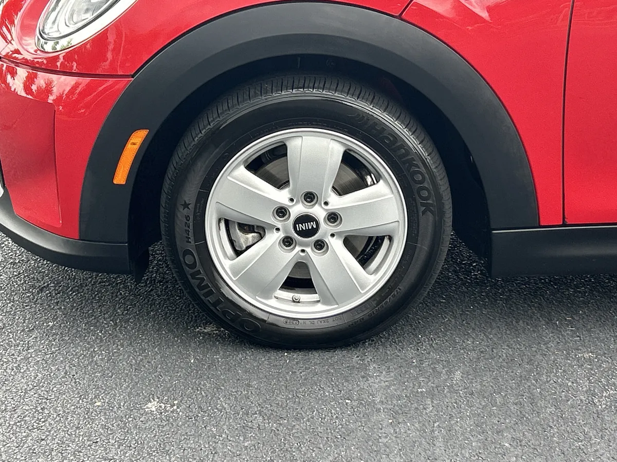 2024 MINI Hardtop 2 Door Cooper thumbnail 32