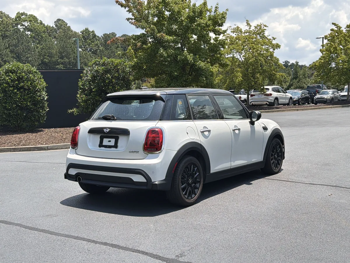 2024 MINI Hardtop 4 Door Cooper thumbnail 2
