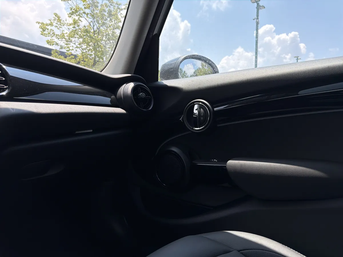 2024 MINI Hardtop 4 Door Cooper thumbnail 23