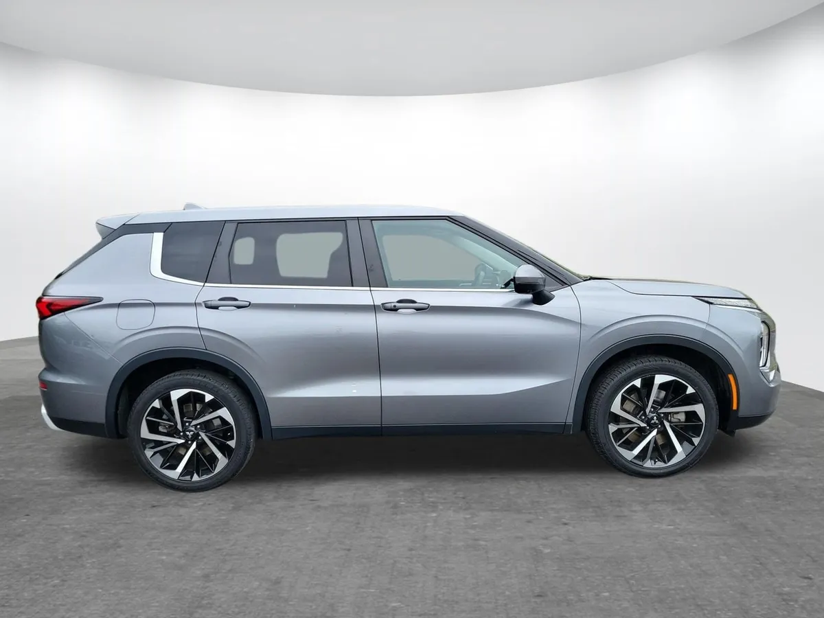 2024 Mitsubishi Outlander SE thumbnail 2