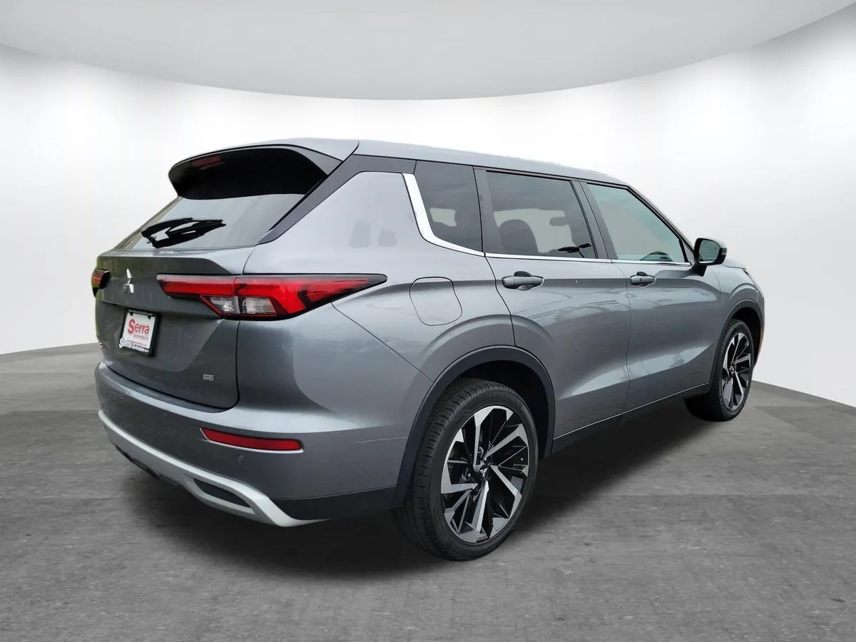 2024 Mitsubishi Outlander SE thumbnail 25