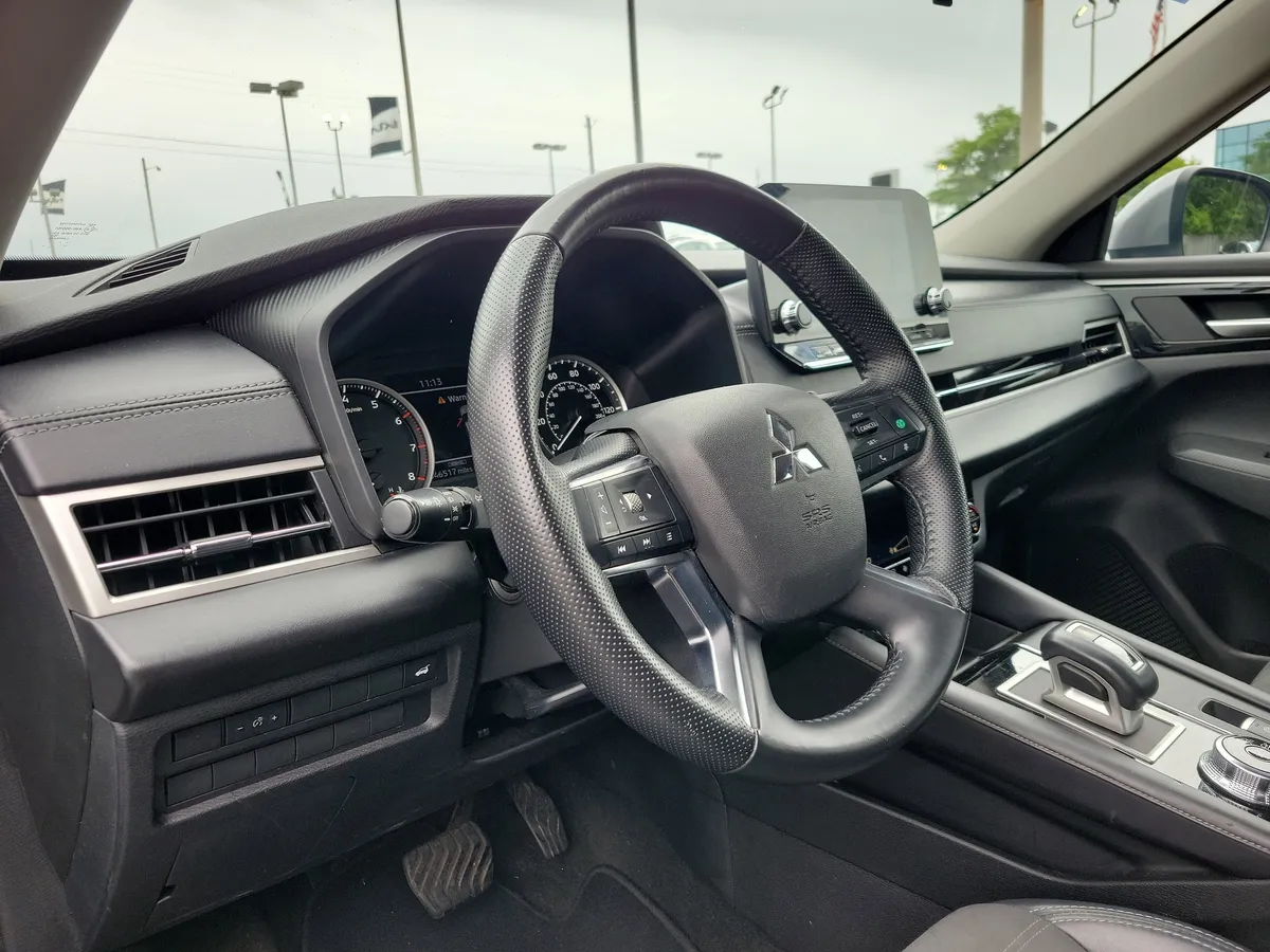 2024 Mitsubishi Outlander SE thumbnail 3