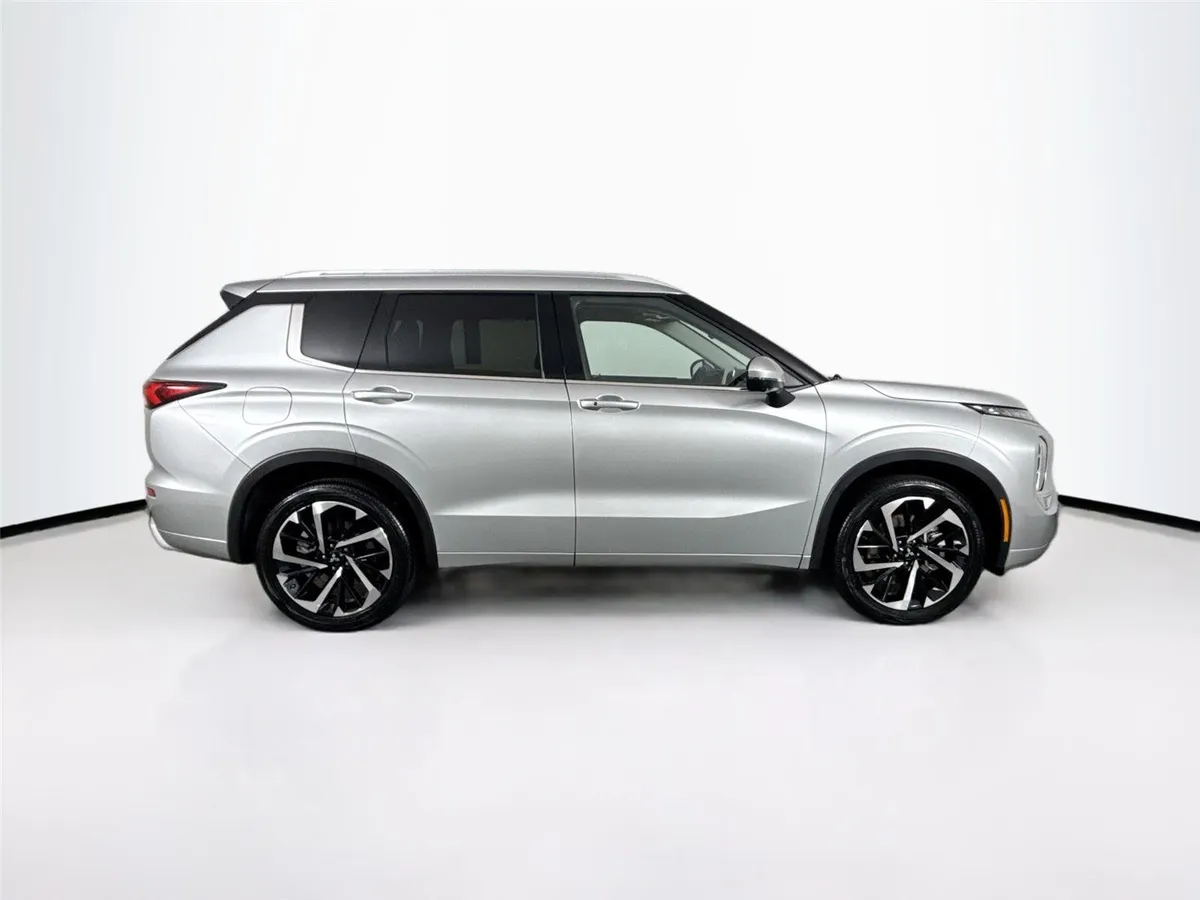 2024 Mitsubishi Outlander SEL thumbnail 11