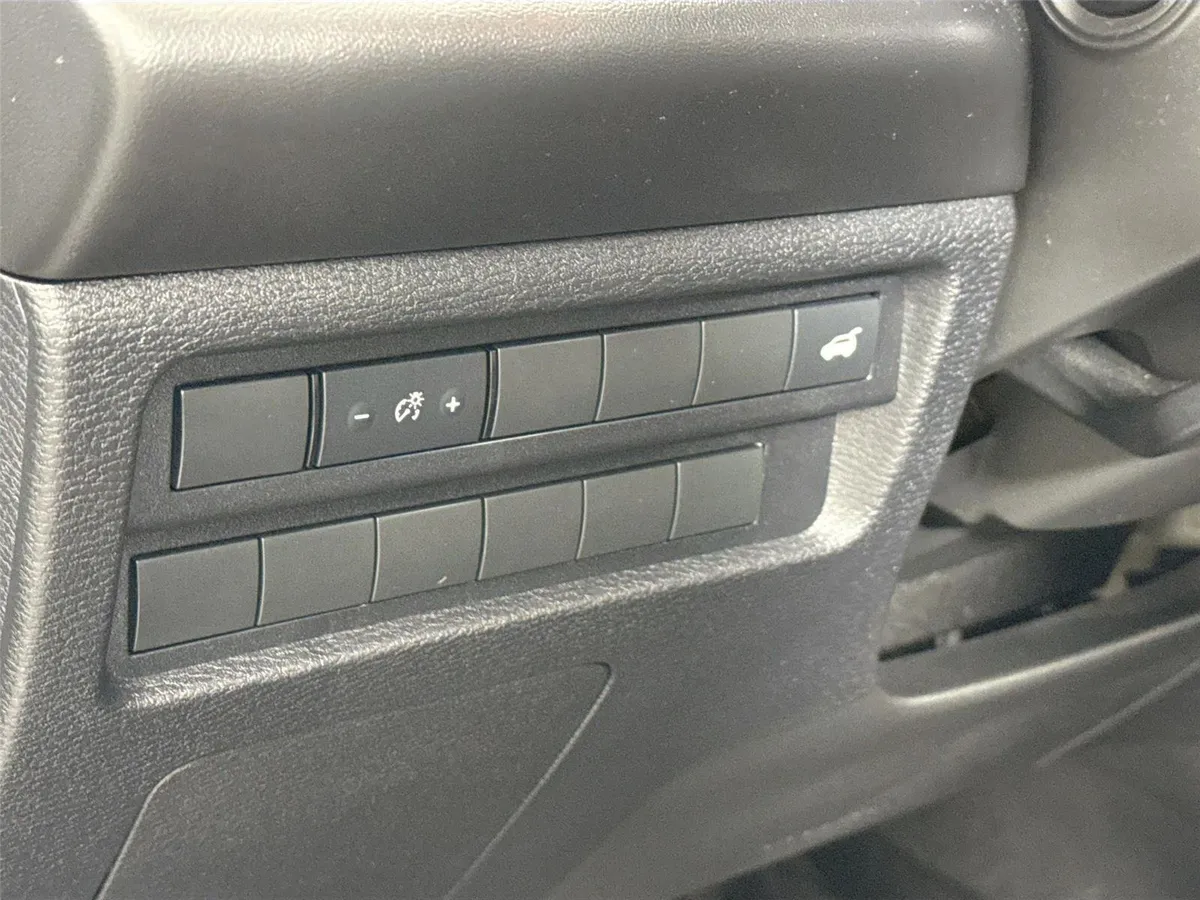 2024 Mitsubishi Outlander SEL thumbnail 16