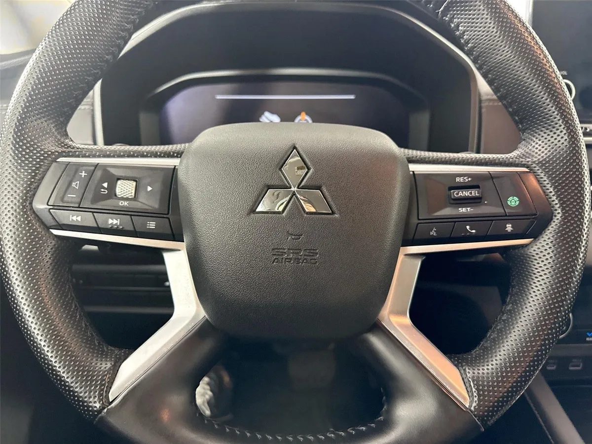 2024 Mitsubishi Outlander SEL thumbnail 17
