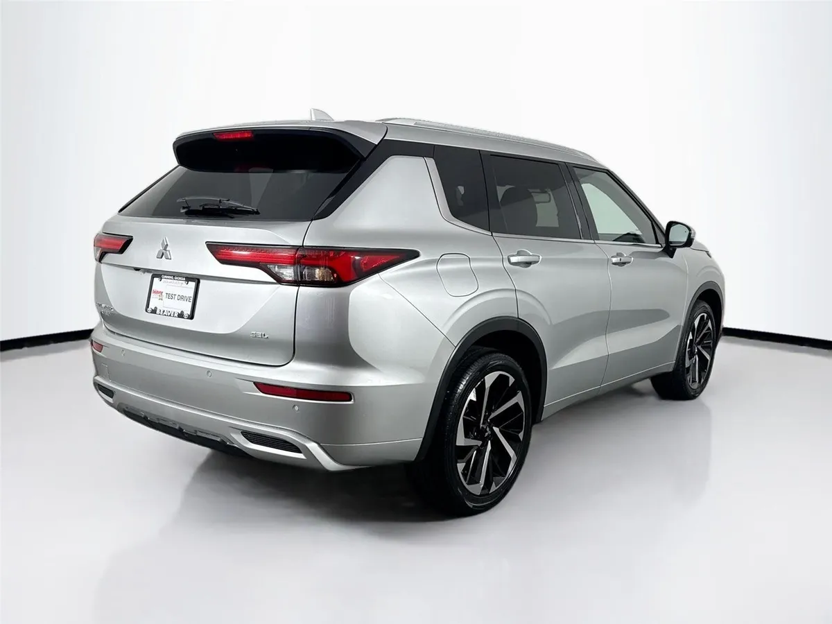 2024 Mitsubishi Outlander SEL thumbnail 2
