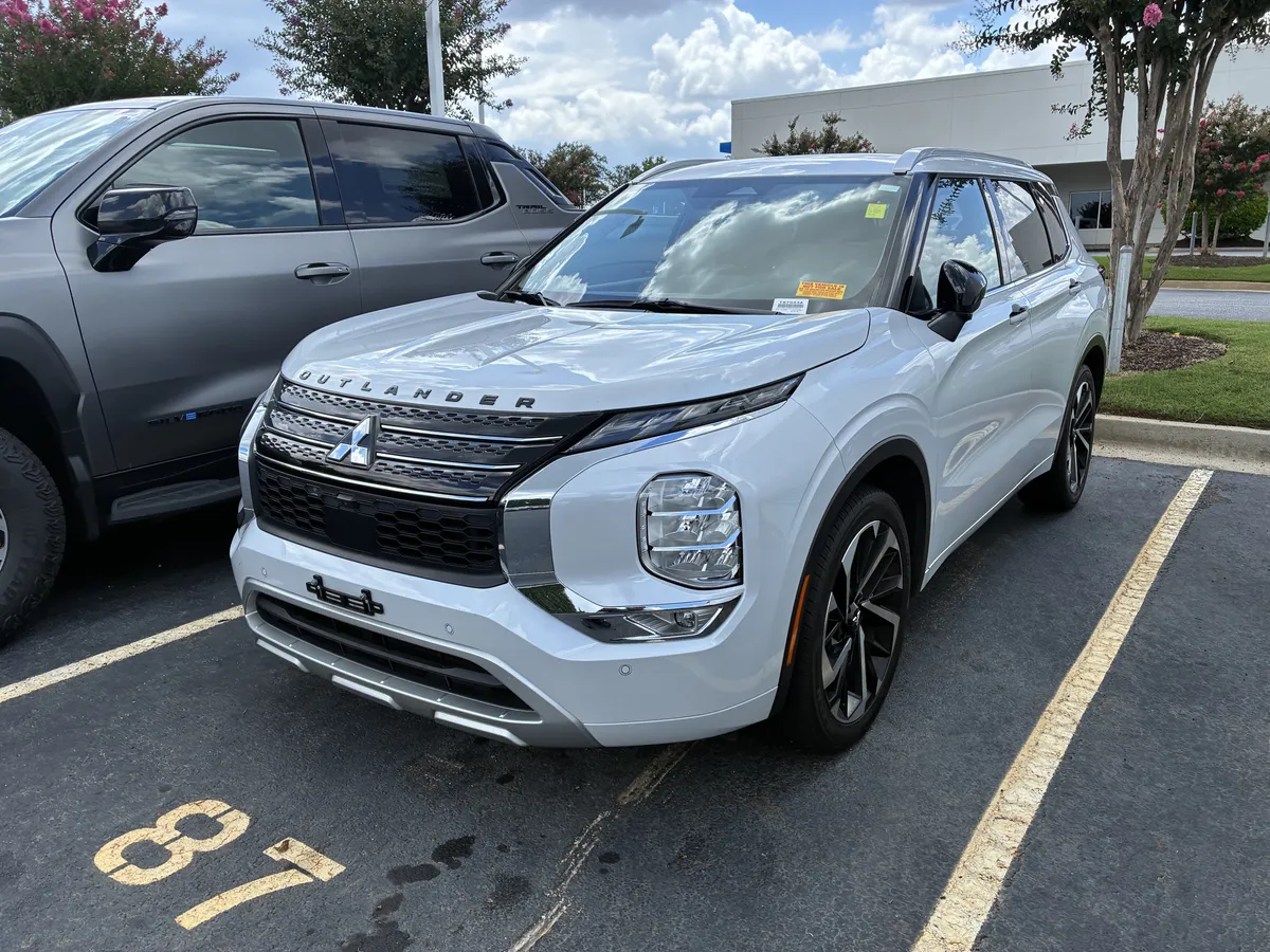 2024 Mitsubishi Outlander SEL thumbnail 2
