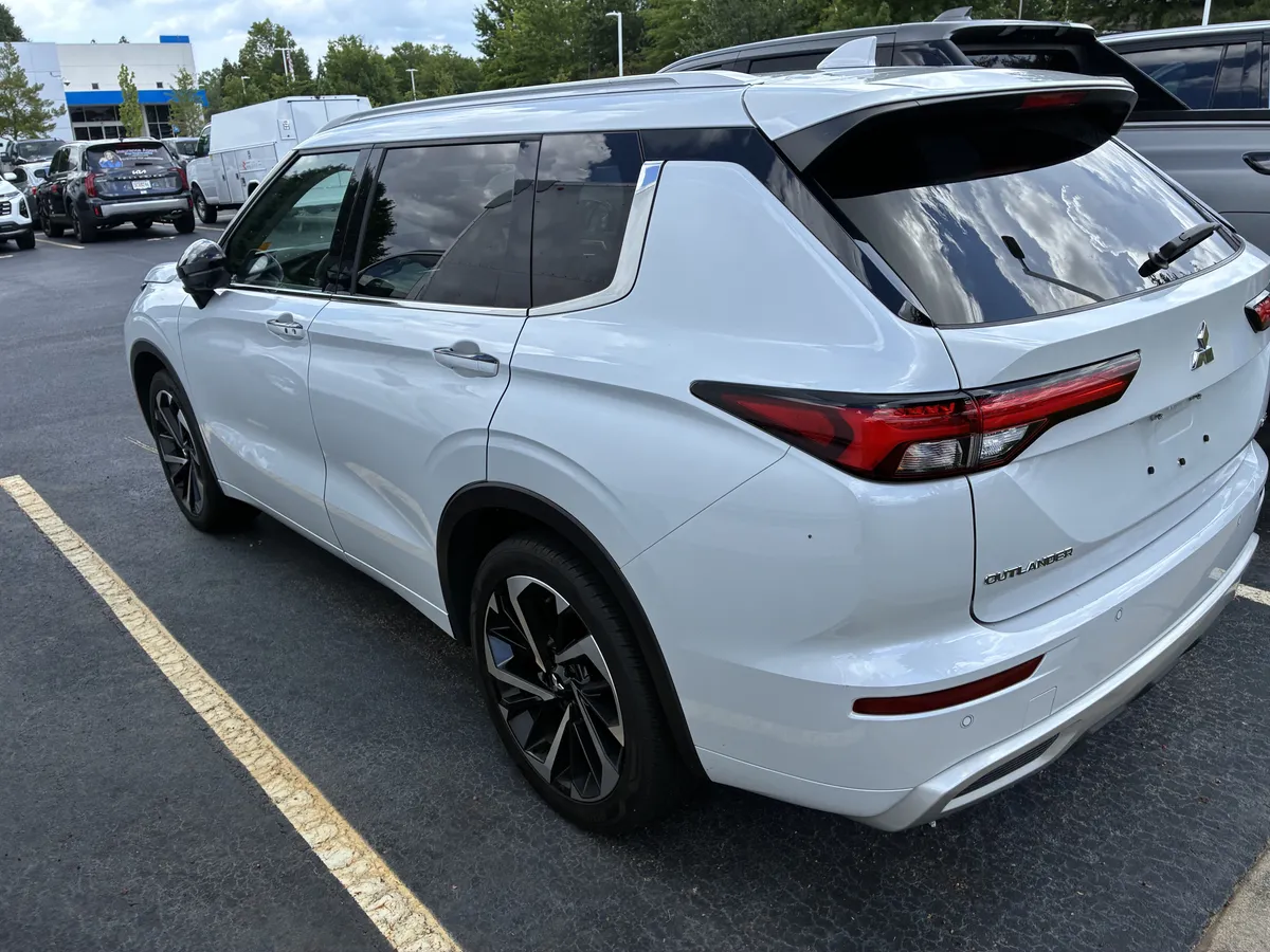 2024 Mitsubishi Outlander SEL thumbnail 5