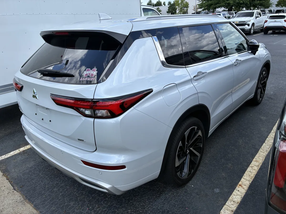 2024 Mitsubishi Outlander SEL thumbnail 7