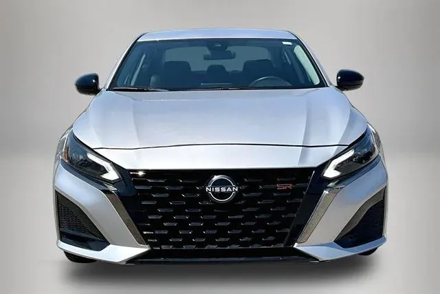 2024 Nissan Altima 2.5 SR thumbnail 3