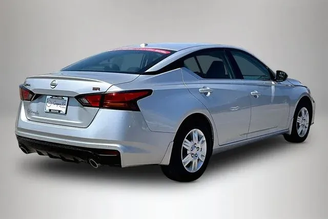 2024 Nissan Altima 2.5 SR thumbnail 5