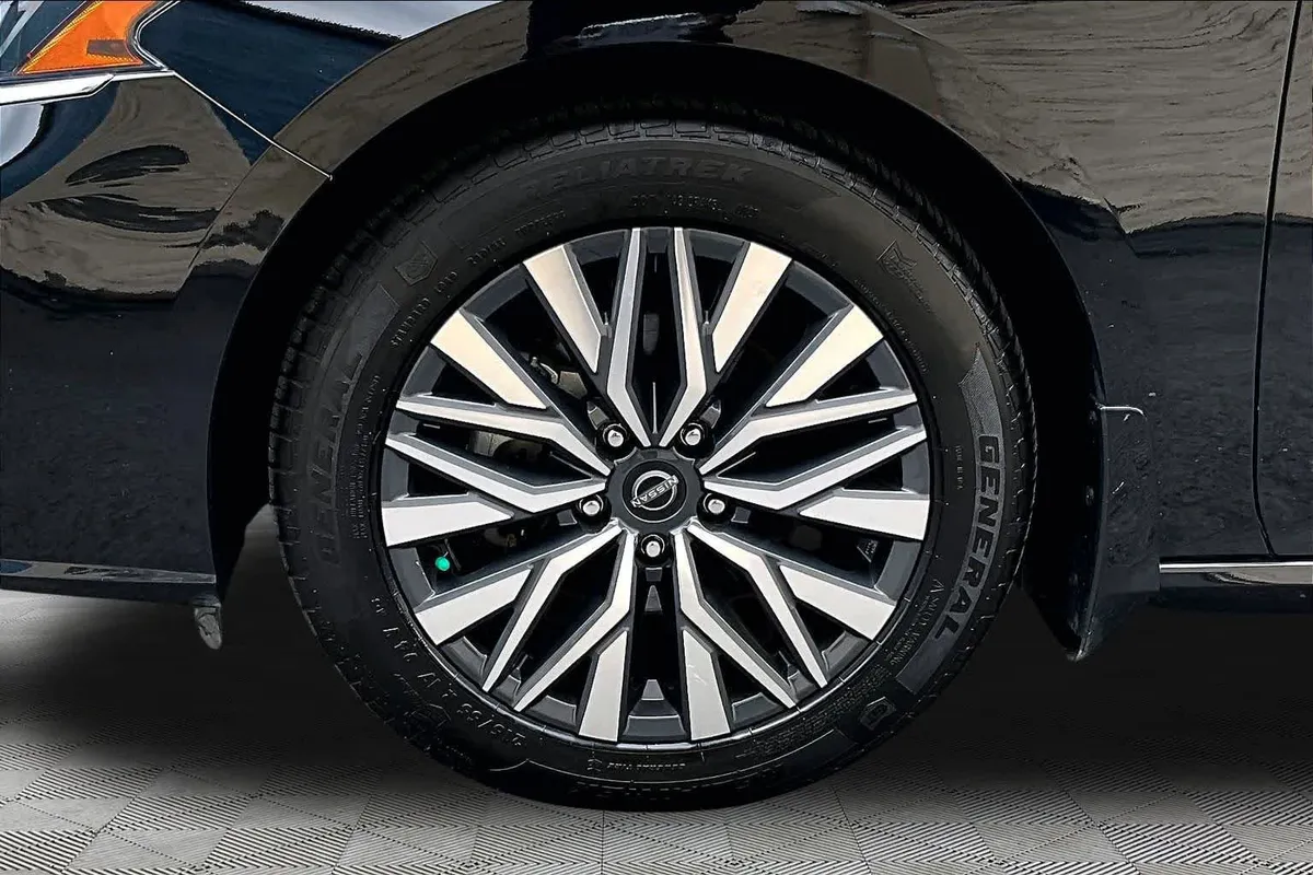 2024 Nissan Altima 2.5 SV thumbnail 11