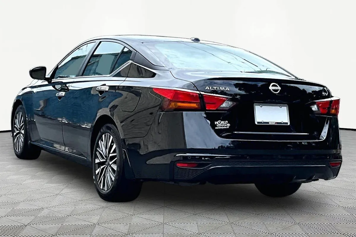 2024 Nissan Altima 2.5 SV thumbnail 12