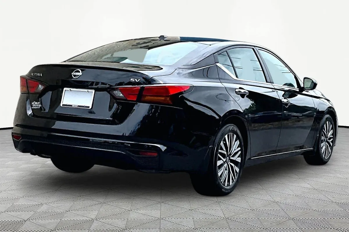 2024 Nissan Altima 2.5 SV thumbnail 13