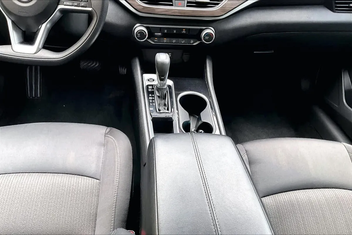 2024 Nissan Altima 2.5 SV thumbnail 17