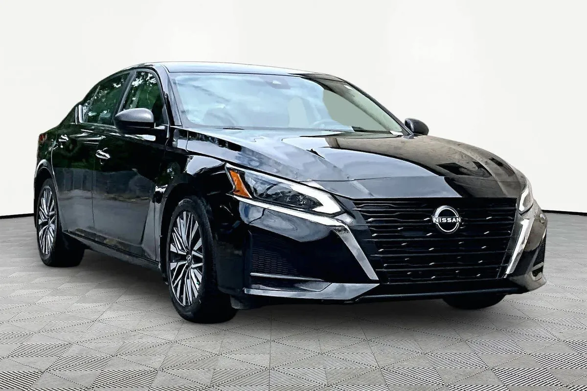 2024 Nissan Altima 2.5 SV thumbnail 3