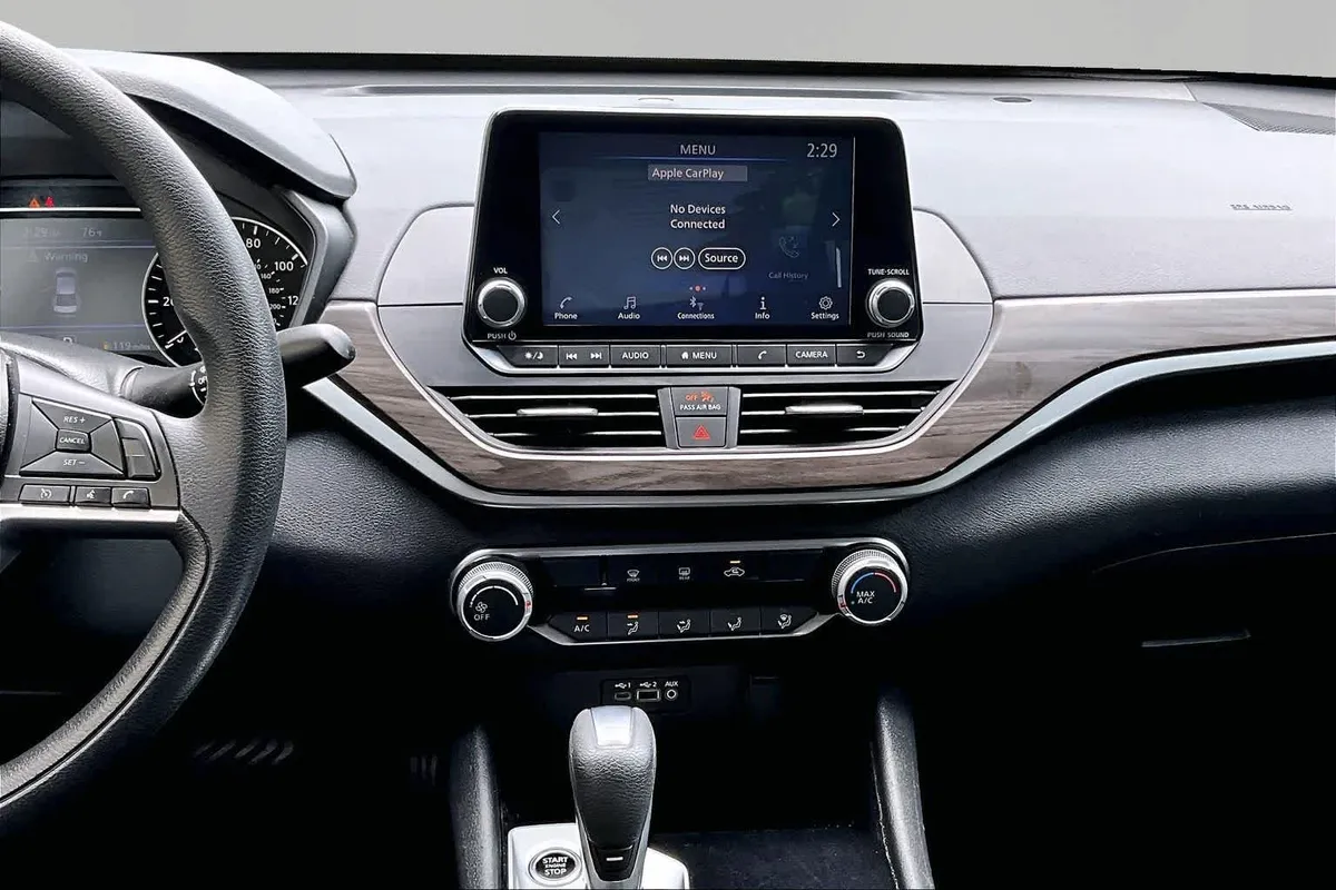 2024 Nissan Altima 2.5 SV thumbnail 7