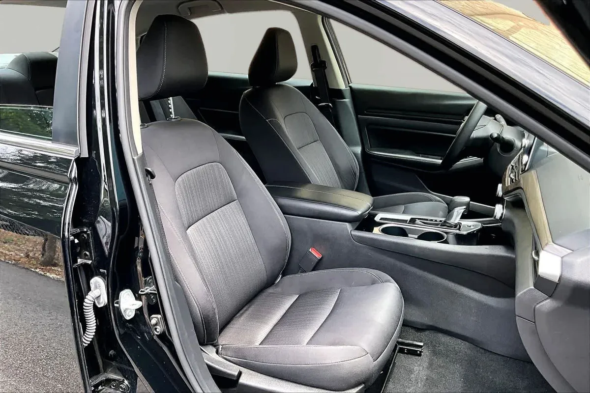 2024 Nissan Altima 2.5 SV thumbnail 9