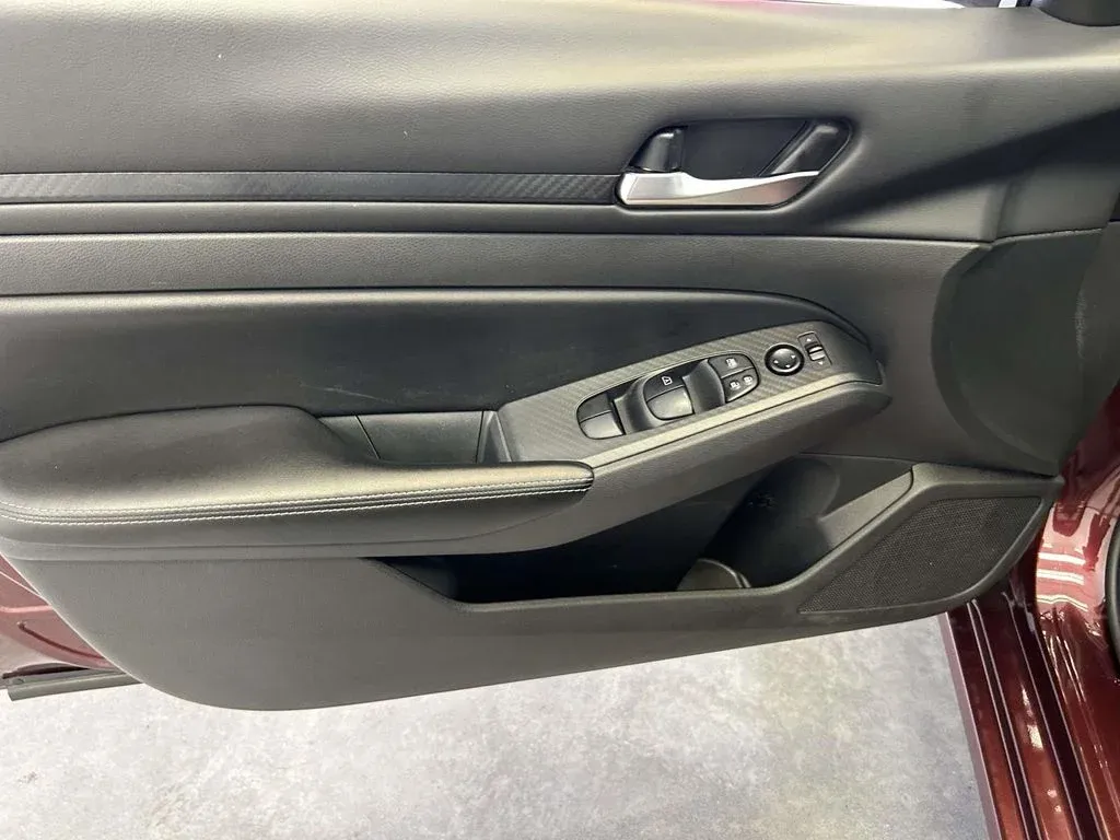 2024 Nissan Altima 2.5 SV thumbnail 16